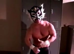 Девушку трахает на ринге карлик рестлер